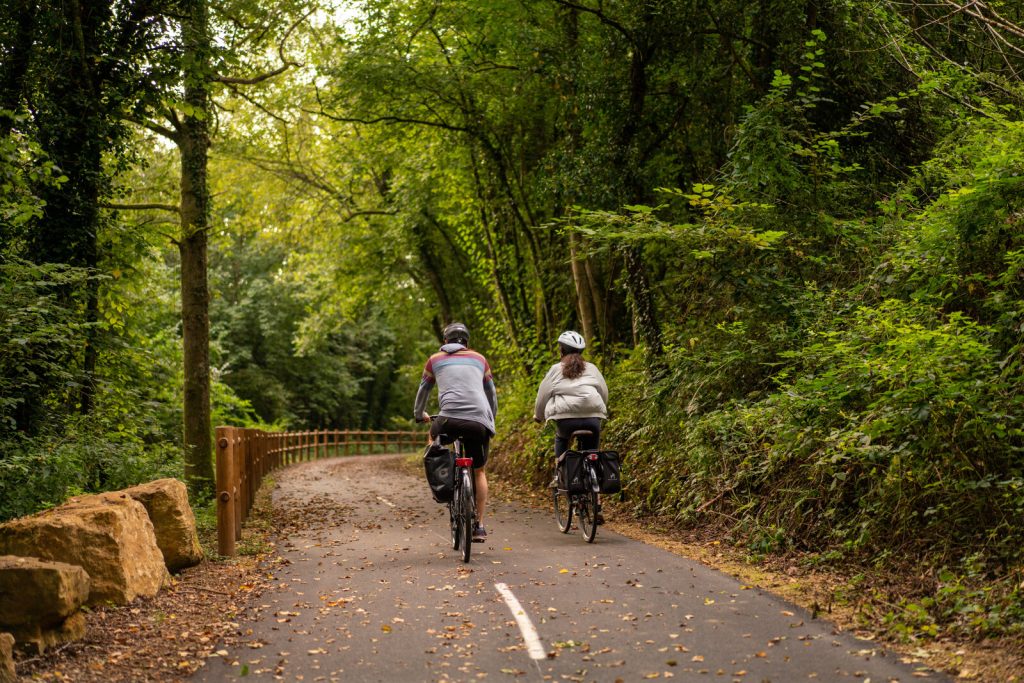 Des personnes qui pratiques du vélo sur une piste cyclable en Ardenne